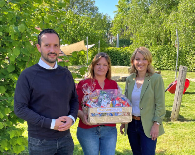 Bürgermeister Luca Fritsch, Helene Schleicher und Wiebke Knell schauten sich am Tag der Kinderbetreuung das Konzept bei den »Schwälmer Zwergen« an. Foto: N.N. | pm, FDP-Fraktion