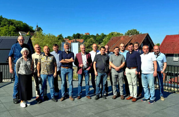 Auf der Dachterrasse des G1 versammelten sich die Delegeationen der Partnerstädte zum Gruppenbild. Foto: N.N. | pm, Stadt Gudensberg