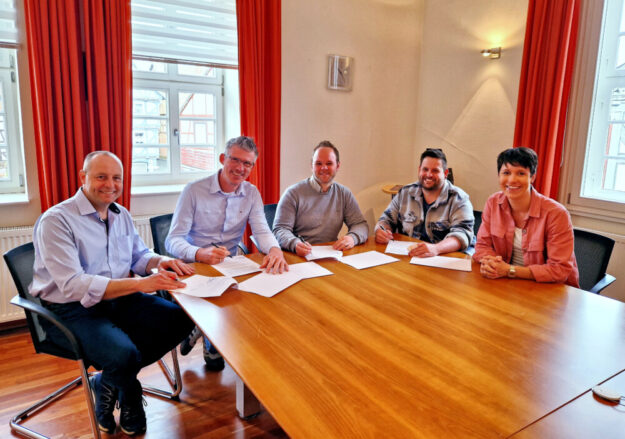 Die Verträge sind unterzeichnet (v.li.): Eckhard Haaß (Brauerei Haaß), Bürgermeister Tobias Kreuter, Michael Hahn. (Festwirt), Andree Dunkel (Vorsitzender der Burschenschaft Ziegenhain) und Franziska Gonther (Geschäftsführerin Kirmesausschuss). Foto: N.N. | Stadt Schwalmstadt