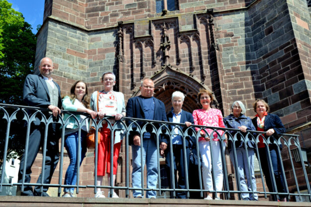 Haupt- und Ehrenamtliche vor der Homberger Stadtkirche (v.li.): Dekan Norbert Mecke, Antonia Reitz, Petra Wagner, Lothar Kröhnert, Barbara Schäfer, Erika Unger, Ingrid Gerlach und Dekanin Sabine Tümmler. Foto: Christiane Decker