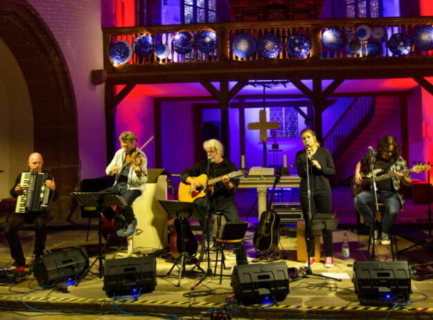 Die Band in voller Besetzung bei einem Konzert vergangenen Herbst in der Jakobikirche. Foto: N.N. | Shiregreen