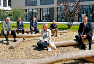 Von links: Ludwig Georg Braun, Darius Maloschek (Lenkungsausschuss der Stadt Melsungen), Landrat Winfried Becker, Ulrike Nagel (Architektin Schwalm-Eder-Kreis), Daniel Spies (Architekt von Foundation 5) und Schulleiter Matthias Bohn. Foto: Lisa Brass | Kreisverwaltung Schwalm-Eder