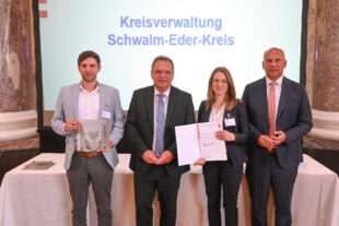 Von links: Tobias Heipel (Personalchef Kreisverwaltung Schwalm-Eder), Landrat Winfried Becker, Elsa Stock (Personalservice Schwalm-Eder-Kreis) und Innenminister Prof. Dr. Roman Poseck. Foto: Paul Müller | HMdI