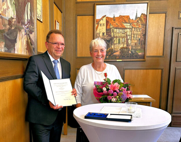 Im Namen des Bundespräsidenten verleiht Landrat Winfried Becker das Bundesverdienstkreuz am Bande an Marion Viereck. Foto: Daniela Landgrebe | Kreisverwaltung Schwalm-Eder
