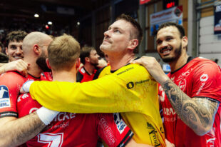 Oldie Carsten Lichtlein lieferte in Vertretung für den Kreuzbandverletzten Nebojsa Simic noch mehr als eine Glanzparade ab. Foto: Alibek Käsler