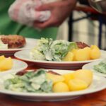 Zur Ziegenhainer Salatkirmes kommt selbstverständlich Salat auf den Kartoffel- und Schnitzelteller. Foto: N.N. | WTS Schwalmstadt