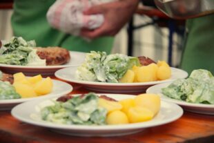 Zur Ziegenhainer Salatkirmes kommt selbstverständlich Salat auf den Kartoffel- und Schnitzelteller. Foto: N.N. | WTS Schwalmstadt