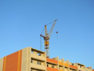 Eine Wohnung ist laut Wirtschaftsminister Mansoori mehr als ein Dach über dem Kopf. Sie ist der Ort, an dem Familien ihr Leben aufbauen, Kinder aufwachsen, Menschen in Würde alt werden können. Deshalb stellt das Land Hessen das Bau-Beschleunigungsgesetz vor. Foto: Alina Kuptsova | Pixabay