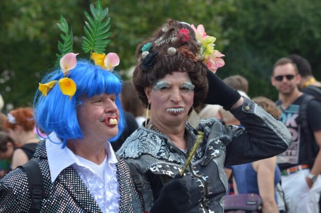 Die einen wollen mit Clownerie und Maskerade Öffentlichkeit schaffen, den anderen ist es ein ernstes Anliegen am Christopher Street Day – in Fritzlar am 2. August 2025 – auf ihre Lebensumstände aufmerksam zu machen. Foto: Franz P. Sauerteig | Pixabay