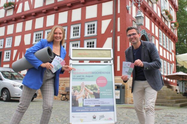 Bereit für ein aktives Wochenende: Gesundheits- und Versorgungsmanagerin Tabea Conradi von Gesunder Schwalm-Eder-Kreis+ und der Melsunger Citymanager Alexander Dupont. Foto: N.N. | pm, Gesunder Schwalm-Eder-Kreis+