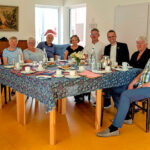 Gesprächsrunde im Wohnzimmer des Gemeinschaftshauses Ellerhaus in Treysa (v. li.): Luisa Rysavy, Anneliese Kuhn-Prinz, Christiane Darmstadt, Walter Schweiker, Reina Völzke, Tobias Kreuter, Christoph Sippel, Doris Schäfer und Reinhart Darmstadt. Foto: N.N. | B90/DIE GRÜNEN Schwalm-Eder