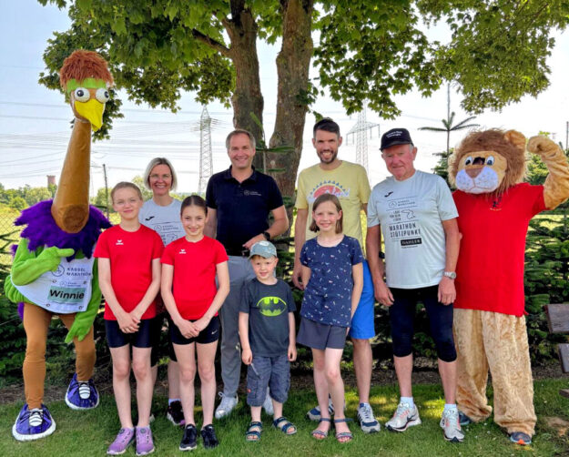 Von links: Winnie; Katja Stilting, Organisatiorin Tuspo Borken; Michael Aufenanger, Organisator Kassel Marathon; Martin Herbold, Vorsitzender TuSpo Borken; Werner Mutz, Organisator Schwarz-Weiß Kleinenglis; Tuleo; und in vorderster Reihe vier Vertreter des sportlichen Nachwuchses. Foto: Eike Willius-Herbold | TuSpo Borken