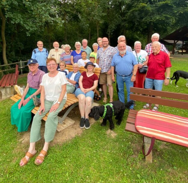 Zum Sommerfest 2025 setzten Mitglieder des Landschaftspflegevereins die von der EAM gestiftete Panoramabank effektvoll in Szene. Foto: N.N. | pm, Gemeinde Morschen