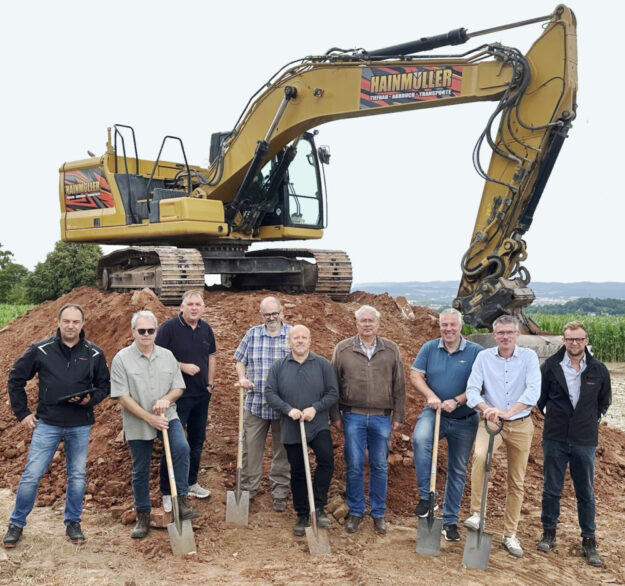 Bevor die große Maschine randurfte, war die symbolträchtige Handarbeit mit den Stiel-Baggern gefragt (v. li.): Patrick Jäger (Viessmann Climate Solutions), Harald Gömpel, Thomas Fischer, Arno Wiegand, Armin Happel, Martin Plag (alle Nahwärme Frankenhain eG), Marco Ohme (bbh Engineering GmbH), Tobias Kreuter (Bürgermeister der Konfirmationsstadt Schwalmstadt) und David Borowka (Viessmann Climate Solutions) taten die ersten Spatenstiche. Foto: N.N. | pm, Nahwärme Frankenhain eG