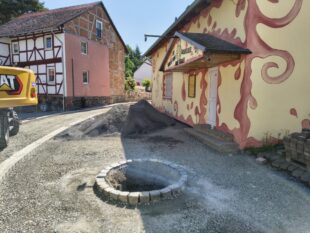 Auch das örtliche Puppentheater in Wernswig war vom Baustellenbetrieb betroffen. Foto: Uwe Dittmer