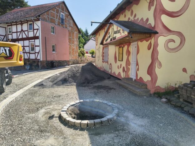 Auch das örtliche Puppentheater in Wernswig ist vom Baustellenbetrieb betroffen. Foto: Uwe Dittmer