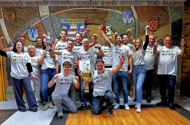 Das Foto zeigt das Team der BSG Schwalm-Eder mit Landrat Winfried Becker (re.). Foto: Stephan Bürger | Kreisverwaltung Schwalm-Eder