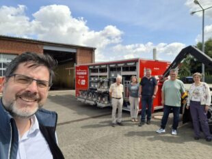 CDU-Fraktionsvorsitzender Michael Schär führte die zehnköpfige Besucherdelegation um Claudia Ravensburg (MdL) auch an den Standort der Domstadt-Feuerwehr. Die Brandschützer haben erheblich aufgerüstet und verfügen heute sogar über ein Wechselladerfahrzeug für verschiedenste Szenarien, wie Einsätze bei Naturkatastrophen, Großbränden oder anderen Notlagen. Foto: N.N. | CDU Fritzlar