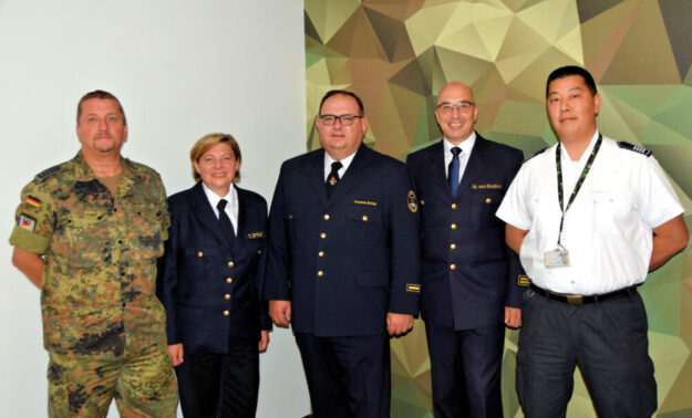 Von links: Kasernenfeldwebel Oberstabsfeldwebel Thomas Pauli, Kreisbrandinspektorin Tanja Dittmar, Kreisbrandmeister Thomas Schier, stellv. Kreisbrandinspektor Michael von Bredow, Leiter der Bundeswehrfeuerwehr Fritzlar Gunho Rihm. Foto: C. Rinnert | Kreisverwaltung Schwalm-Eder