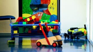 Kinderzimmer oder Spielecke samt Spielzeug sind vorhanden? Dann könnte der erste Schritt in Richtung Kindertagespflege schon getan sein. Der Schwalm-Eder-Kreis bietet im Herbst den nächsten Kurs zur Qualifizierung zur Kindertagespflegeperson an. Foto: Alexander Vollmer | Pixabay