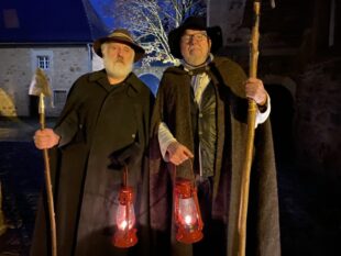 Wer sich diesen finsteren Gesellen anvertraut, kann die dunklere Seite der Stadt Melsungen erkunden. Foto: Tourist-Info Melsunger Land