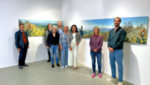 Auf Sommertour in der Kunststation (v.li.): Martin Langsch, Dr. Elisabeth Heil, Monika Ebertowski, Mario Klotzsche, Dr. Dagmar Litt-Adkinson, Gerlinde Schmitt, Wiebke Knell, Dr. Sebastian Koch. Foto: N.N. | pm, FDP Nord-Ost-Hessen
