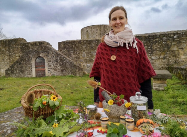 Mit Kräuterfrau Anke Dobel geht es auf die Suche nach schmackhaften und heilgesunden Kräutern. Foto: N.N. | Tourismusgesellschaft Melsunger Land mbH