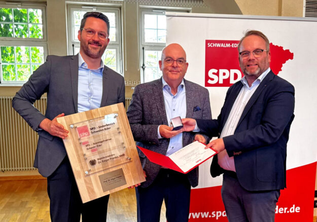 Ein feierlicher Moment bei der Verleihung der Willy-Brandt-Medaille (v.li.): Dr. Philipp Rottwilm, der geehrte Dr. Edgar Franke und Timon Gremmels. Foto: N.N. | SPD Bezirk Hessen Nord