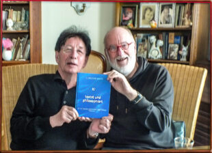 Referenten Dr. Hans-Joachim Bauer (re.), Göttingen und Prof. Dr. Werner Wolski, Paderborn stellen ihr Buch vor »KI textet und philosophiert«. Foto: N.N. | pm, Projektgruppe DAsein