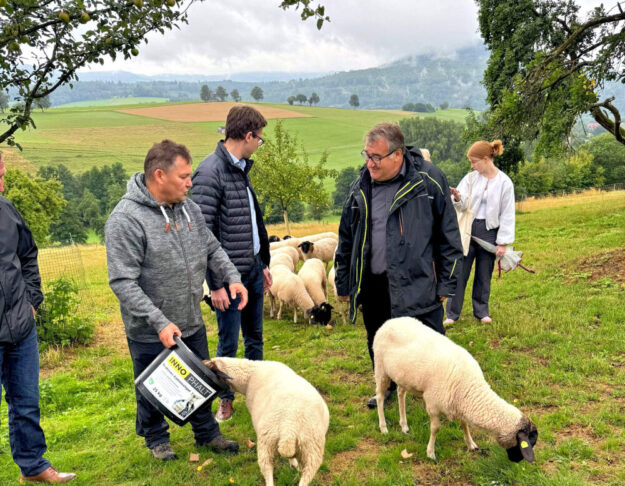 Tierzucht und Tierhaltung waren ein Thema bei der Hüteschäferei Timmerberg in Dudenrode, über das Mark Weinmeister noch einiges lernen konnte. Foto: N.N. | RP Kassel