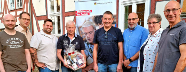 Jürgen Schenk wurde auf der Jahreshauptversammlung der Tischler Innung Ziegenhain zum Ehrenobermeister und André Dunkel zum Obermeister gewählt. (3 u.4. v. l.). Dem Vorstand und den Ausschüssen gehören u. a. an: Henning Wolf, Heiko Völker, Armin Knapp, Jörg Schultheis, Brigitte Arnold und Hans-Jörg Keller (v.li.). Foto: N.N. | Kreishandwerkerschaft Schwalm-Eder