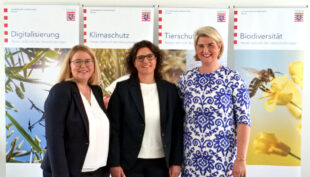 Die bisherige kommissarische Leitung Stephanie Wetekam (Mitte) begrüßt die neue LLH-Doppelspitze: Katrin Walmanns (links) und Anna Kaiser. Foto: N.N. | pm, LLH
