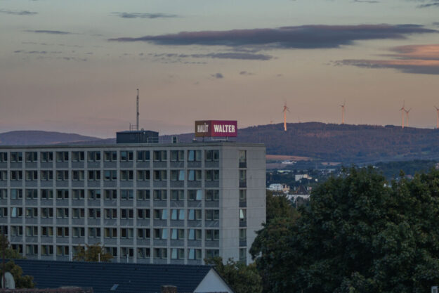 Ob bei Tage oder in der Dämmerung – das Mahnmal gegen rechten Terror kann praktisch zu keiner Zeit übersehen werden. Foto: Christian Schauderna | RP Kassel