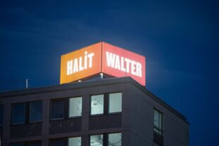 Die Installation 86° WALTER HALİT auf dem Dach des Regierungspräsidiums in Kassel mahnt seit heute weithin sichtbar ein Miteinander in Vielfalt, Respekt und Zusammenhalt an. Foto: Christian Schauderna | RP Kassel