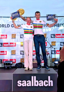 Im Weltmeistertrikot: MT-Mountainbiker Aaron Wilhelmi und die Siegerin bei den Frauen, Sarah Marquardt vom RSC Kempten. Foto: Sportograf