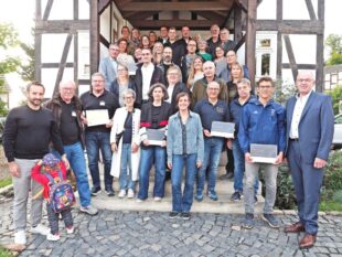 Die Projektträger und Mitglieder des LEADER-Entscheidungsgremiums freuen sich über die Auszeichnung. Foto: Jörg Döringer