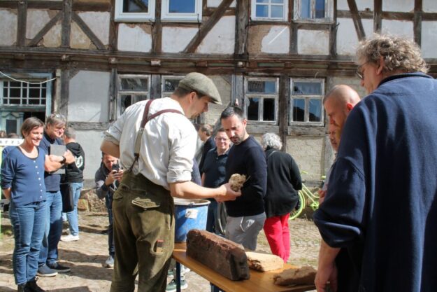 Philipp Sojka am Stand der Altstadtfreunde Treysa stellt den Werkstoff Lehm vor. Foto: N.N. | pm, Schwalm-Aue
