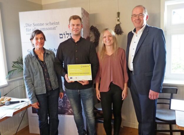 Tristan Althoff freut sich zusammen mit seiner Ehefrau über die LEADER-Förderung. Von links: Sonja Pauly, Tristan Althoff, Annalena Schultze, Claus Steinmetz. Foto: Jörg Döringer