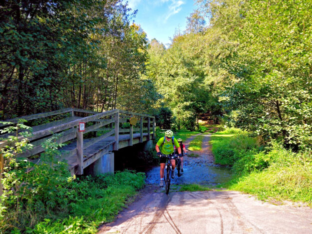 MTB-Fahrer queren die Furt der Beise im Knüllwald. Foto: N.N. | pm, adfc-hrse
