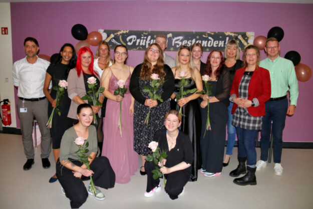 Glückwunsch zum Start ins Berufsleben: Gemeinsam mit ihren Ausbildern freuen sich die Absolventen über den erfolgreichen Abschluss ihrer Ausbildung zur Pflegefachkraft. Foto: N.N. | Asklepios Kliniken Nordhessen