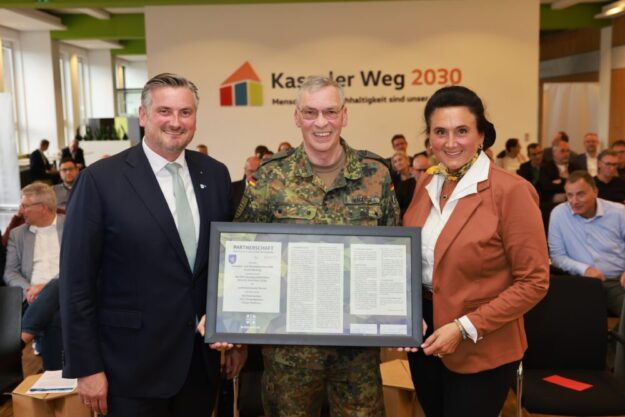 Die IHK-Vollversammlung verabschiedete eine Partnerschaft mit dem Landeskommando Hessen (v. li.): IHK-Hauptgeschäftsführer Dr. Arnd Klein-Zirbes, Oberstleutnant Horst Knauff und IHK-Präsidentin Désirée Derin-Holzapfel. Foto: Ulf Schaumlöffel | IHK-Kassel-Marburg