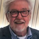 Dr. Hans-Joachim Simm hält den Vortrag über den Dichter Max Herrmann-Neiße. Foto: N.N. | pm, HKR