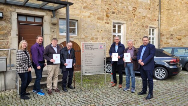 Sandra Breßler (Amtsgericht Melsungen), Bürgermeister Dr. Björn Faupel, neuer Ortsgerichtsgerichtsschöffe Thomas Schmidt, bisheriger Ortsgerichtsschöffe Walter Rohde, neuer Ortsgerichtsschöffe Frank Rohde, neuer Ortsgerichtsvorsteher Helmut Lengemann, Direktor des Amtsgerichts Dr. Christian Springmann (v.li.). Foto: N.N. | Amtsgericht Melsungen