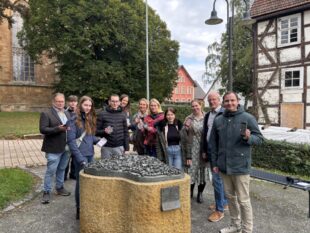 Die Städtekooperation der GrimmHeimat NordHessen spielt die erste Station des Korbacher Spiels am Stadtmodell (v.li.): Jörg Näther (Frankenberg (Eder)), Julius Waid (Bad Wildungen), Ann-Kathrin Rest (Bad Arolsen), Tobias Rückschloss (Bad Arolsen), Stephanie Guth (Bad Wildungen), Birgit Sonnenschein (Fritzlar), Romy Grimm (Bebra), Jana Saur und Annette Hannappel (beide GrimmHeimat NordHessen), Marc Müllenhoff (Korbach), Marius Meißner (Espoto). Foto: Julius Köhler | © GrimmHeimat NordHessen