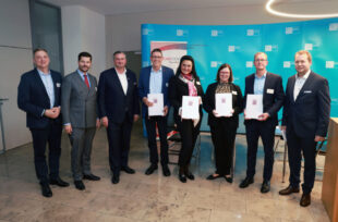 Von links: Kai Lorenz Wittrock (Geschäftsführer der Wirtschaftsförderung Region Kassel), Matthias Nölke (Wirtschaftsdezernent der Stadt Kassel), Dr. Arnd Klein-Zirbes (Hauptgeschäftsführer der IHK Kassel-Marburg), Jürgen Müller (Hauptgeschäftsführer der Handwerkskammer Kassel), Désirée Derin-Holzapfel (Präsidentin der IHK Kassel-Marburg), Manuela Strube (Staatssekretärin im Hessischen Ministerium für Arbeit, Integration, Jugend und Soziales), Michael Schubert (Operativer Geschäftsführer der Agentur für Arbeit Kassel) und Daniel Hankel (Leiter WELCOMECENTER Nordhessen). Foto: Ulf Schaumlöffel | IHK Kassel-Marburg