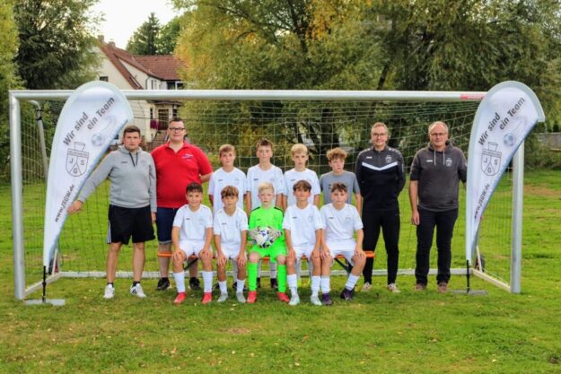 Die D1-Junioren (hi. v. li.): Jugendleiter Martin Ohnesorge, Sponsor Johannes Bechtel, Max Knieling, Ben Luca Scheibe, Elias Maier, Karl Mathis Euler, Trainer Dr. Matthias Schulze und Jugendleiter Carsten Liehr; (vo. v. li.): Vorne (von links): Jonas Adam, Matheo Kämmer, Ben Gömpel, Paul Dumse, Lokman Kocak. Foto: N.N. | JSG Willingshausen