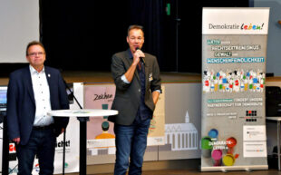 Konferenz im vergangenen Jahr in der Stadthalle Fritzlar: Landrat Winfried Becker (li.) und Tom Werner (Projektkoordinator Gewalt geht nicht!). Foto: Stephan Bürger | Kreisverwaltung Schwalm-Eder