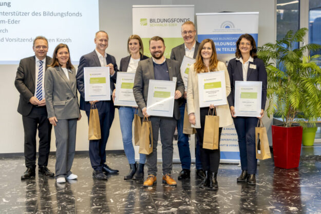 Die Sponsoren 2025 des Bildungsfonds Schwalm-Eder mit Vertretern des Schwalm-Eder-Kreises (v.li.): Landrat Winfried Becker, Tatjana Grau-Becker (Wirtschaftsförderung), Eugen Knoth (IHK Kassel-Marburg), Laura Nickel (Kreissparkasse Schwalm-Eder), André Jüttner (EAM), Bernd Wilke (Agentur für Arbeit Korbach), Stephanie Ruhl (EDEKA) und Dorothea Brede (VolaPlast). Foto: Carolin Ludwig - Fotografie
