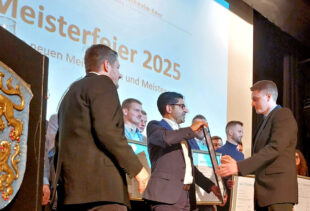 Wirtschaftsminister Kaweh Mansoori ließ es sich nicht nehmen, persönlich die edel gerahmten Urkunden an die Jungmeister zu überreichen. Foto: N.N. | Kreishandwerkerschaft Schwalm-Eder