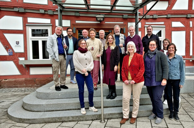 Sie unterstützen Wanderqualität in der Schwalm-Aue, Mitglieder des Verein Regionalentwicklung Schwalm-Aue, lokale Akteure sowie Claudia Stalze (Tourspur, vo. 2. v. re.) und Jochen Becker (Projektpartner Wandern, hi. 3. v. re.). Foto: N.N. | Region Schwalm-Aue